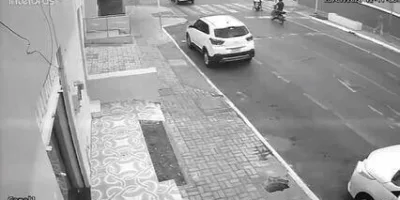 Imagens de câmeras de segurança registraram o momento em que o veículo avançou o sinal vermelho e atingiu a motocicleta em Sobral.