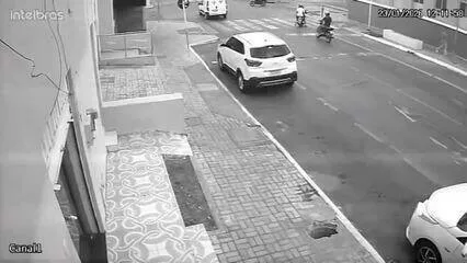 Imagens de câmeras de segurança registraram o momento em que o veículo avançou o sinal vermelho e atingiu a motocicleta em Sobral.