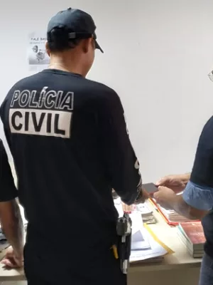 Agentes do Gaeco do MPCE, durante operação.