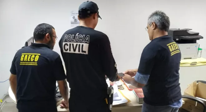 Agentes do Gaeco do MPCE, durante operação.