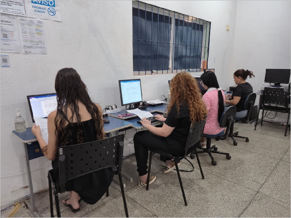 Pessoas fazendo curso no telecentro, em Juazeiro do Norte.