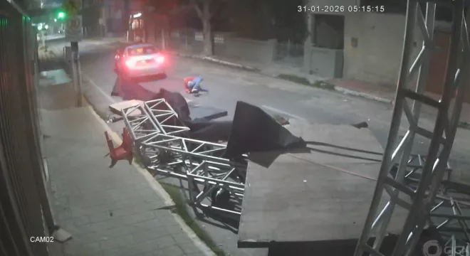 o condutor chegou a parar o veículo, mas em seguida fugiu do local sem prestar socorro