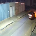 Momento em que o carro se aproxima de outro estacionado no Crato.