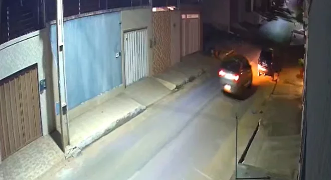 Momento em que o carro se aproxima de outro estacionado no Crato.