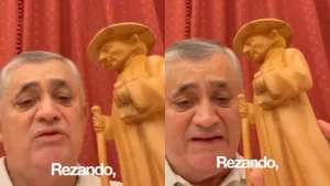 José Guimarães segurando uma imagem do Padre Cícero.