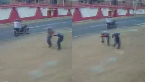 Imagens mostram as vítimas caminhando a pé quando são surpreendidas por dois suspeitos em uma motocicleta em Sobral.