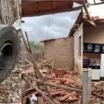 O telhado da cozinha e da sala de jantar ficou com telhas quebradas em Madalena.