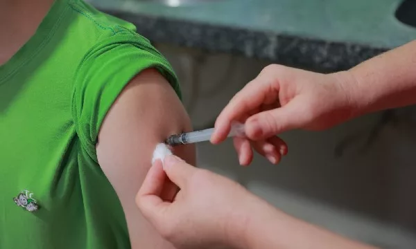 Vacina Contra Dengue Já Está Disponível em Juazeiro do Norte para Adolescentes de 10 a 14 Anos