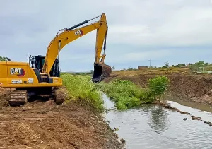 Maquina operando para abertura de canais em Várzea Alegre.