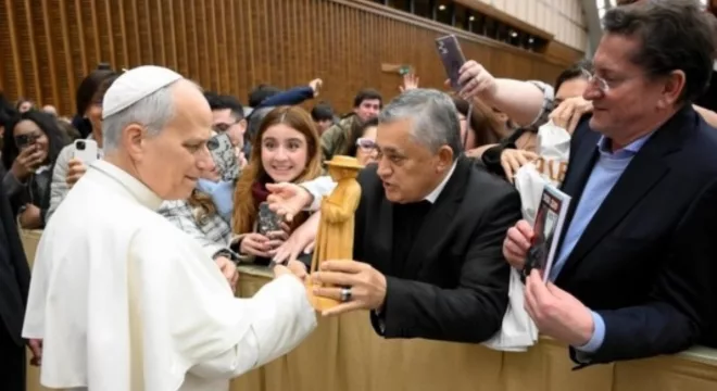 Guimarães publicou uma foto do momento da entrega.