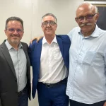 André Barreto (prefeito do Crato), Raimundo Feitosa (presidente da SAAEC) e Dr. Leitão (vice-prefeito do Crato), da esquerda para a direita, respectivamente.