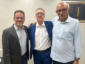 André Barreto (prefeito do Crato), Raimundo Feitosa (presidente da SAAEC) e Dr. Leitão (vice-prefeito do Crato), da esquerda para a direita, respectivamente.