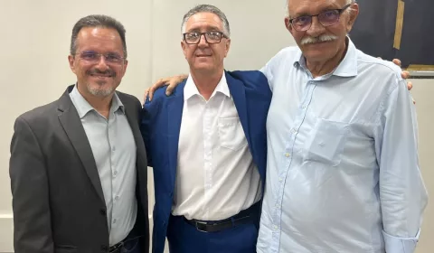 André Barreto (prefeito do Crato), Raimundo Feitosa (presidente da SAAEC) e Dr. Leitão (vice-prefeito do Crato), da esquerda para a direita, respectivamente.