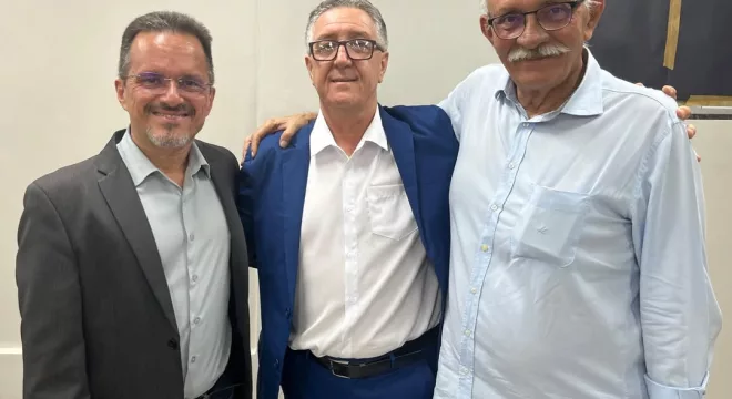 André Barreto (prefeito do Crato), Raimundo Feitosa (presidente da SAAEC) e Dr. Leitão (vice-prefeito do Crato), da esquerda para a direita, respectivamente.