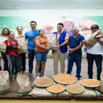 Entrega de kits de grãos em Nova Olinda
