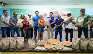 Entrega de kits de grãos em Nova Olinda