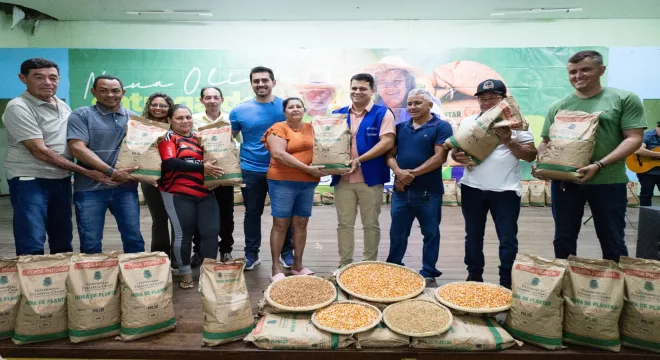 Entrega de kits de grãos em Nova Olinda