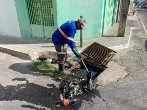 Ações de desobstrução de esgotos acontecem em Juazeiro do Norte como prevenção da quadra invernosa.