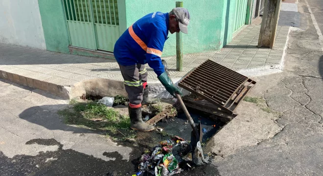 Ações de desobstrução de esgotos acontecem em Juazeiro do Norte como prevenção da quadra invernosa.