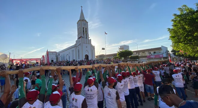 Cortejo pau da bandeira de Nova Olinda.
