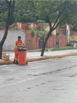 Profissional da limpeza urbana trabalhando, em Juazeiro do Norte.