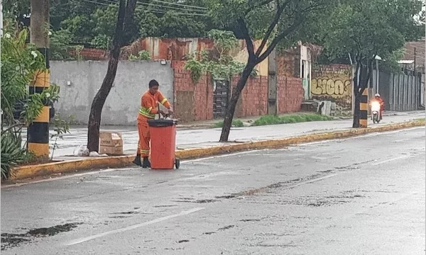 Profissional da limpeza urbana trabalhando, em Juazeiro do Norte.
