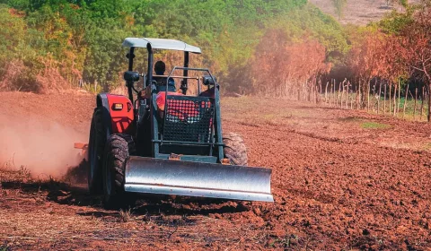 arração de terras em farias brito trator