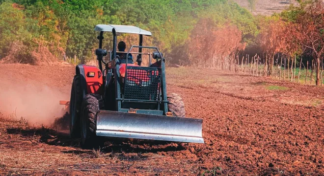 arração de terras em farias brito trator
