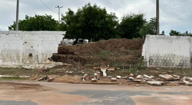 Parte do muro do Parque Padre Cícero desaba após chuva