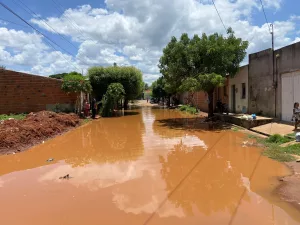 Rua alagada no bairro Frei Damião, em Juazeiro do Norte