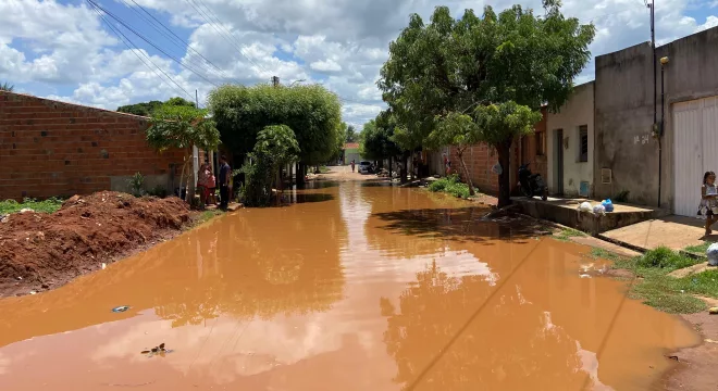 Rua alagada no bairro Frei Damião, em Juazeiro do Norte