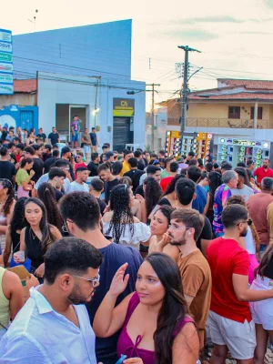 pessoas no carnaval de rua em varzea alegre