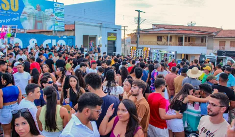 pessoas no carnaval de rua em varzea alegre