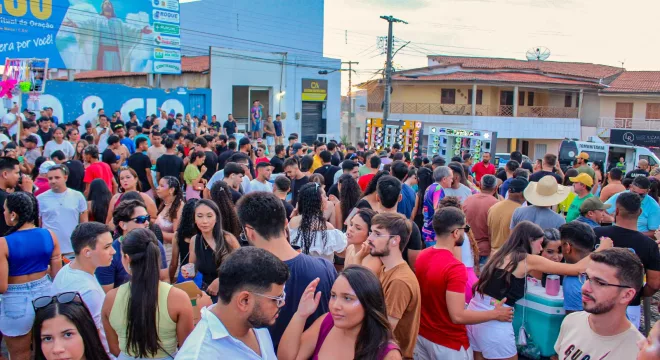 pessoas no carnaval de rua em varzea alegre