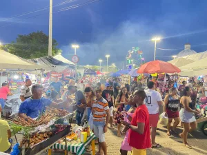 Além da alimentação, o comércio oferece artigos domésticos, roupas, redes, sandálias, bonecos e peças de artesanato.