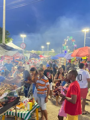 Além da alimentação, o comércio oferece artigos domésticos, roupas, redes, sandálias, bonecos e peças de artesanato.