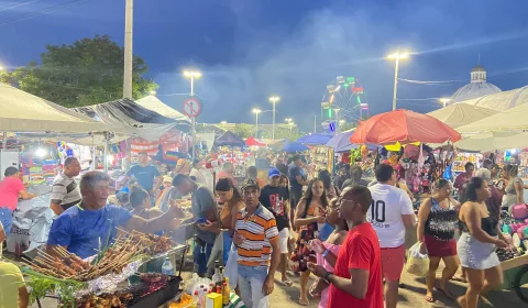 Além da alimentação, o comércio oferece artigos domésticos, roupas, redes, sandálias, bonecos e peças de artesanato.