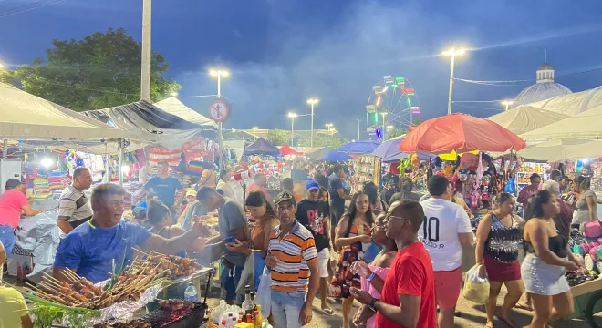 Além da alimentação, o comércio oferece artigos domésticos, roupas, redes, sandálias, bonecos e peças de artesanato.