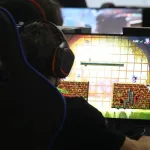 pessoa em frente ao computador jogando | games | game | jogo | gamer