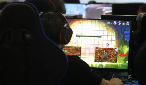 pessoa em frente ao computador jogando | games | game | jogo | gamer