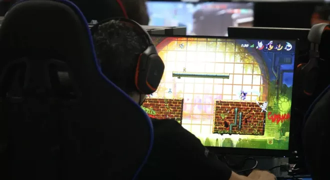 pessoa em frente ao computador jogando | games | game | jogo | gamer