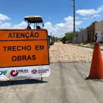 foi notificada sucessivas vezes para retomar as obras, mas não apresentou resposta dentro do prazo em pelo menos duas ocasiões.