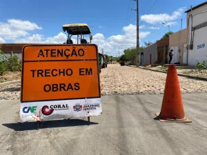 foi notificada sucessivas vezes para retomar as obras, mas não apresentou resposta dentro do prazo em pelo menos duas ocasiões.