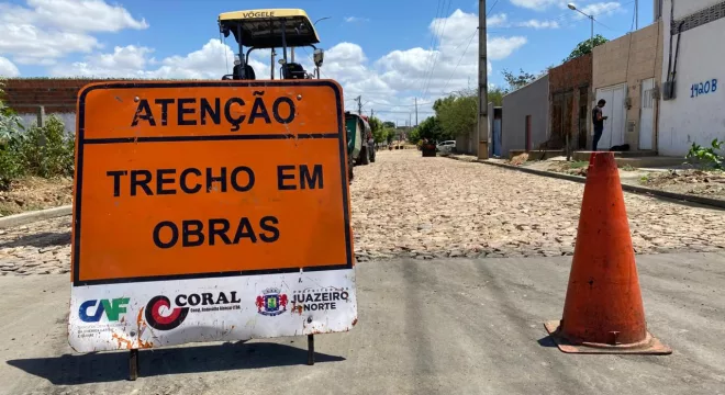 foi notificada sucessivas vezes para retomar as obras, mas não apresentou resposta dentro do prazo em pelo menos duas ocasiões.
