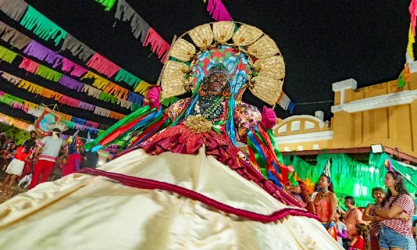 Artista se apresentando durante o Carnaval Crato Estação da Folia, em 2025.