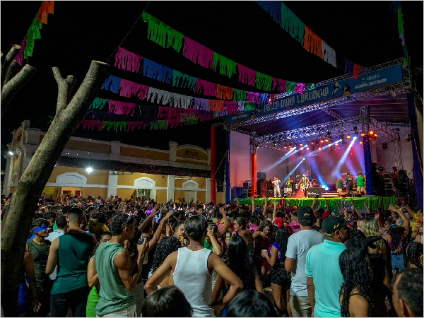 Pessoas assistindo as atrações do Carnaval Crato Estação da Folia, em 2025.