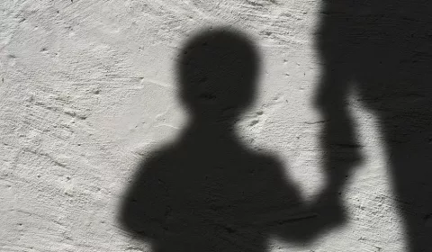 Um homem de 67 anos foi preso em Juazeiro do Norte após ser acusado de abusar sexualmente de dois adolescentes, de 11 e 14 anos.