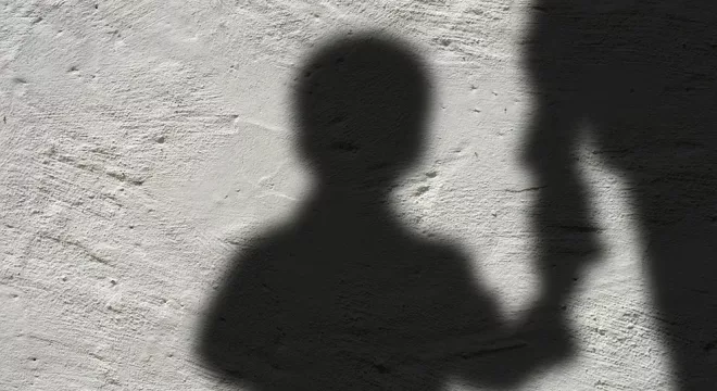 Um homem de 67 anos foi preso em Juazeiro do Norte após ser acusado de abusar sexualmente de dois adolescentes, de 11 e 14 anos.