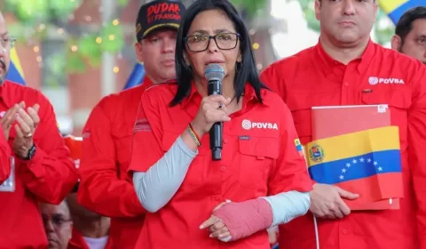Delcy Rodríguez afirma que ofensiva deixou mortos e atingiu bases militares, porto e infraestrutura em Caracas