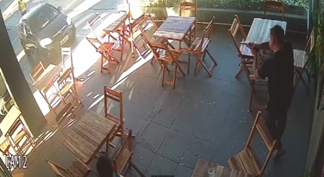 Os soldados estavam de folga em uma loja de conveniência quando se desentenderam verbalmente e entraram em vias de fato e acabaram presos | Foto: Reprodução